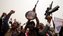 Des partisans du président Saleh en exil agitent leurs armes à Sanaa, le 3 avril 2015. REUTERS/Mohamed al-Sayaghi