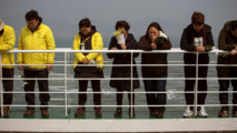 Un an après, fleurs et larmes sur le site du naufrage