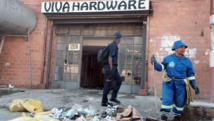 Les équipes municipales de nettoyage interviennent après le pillage d'un commerce appartenant à un Somalien, à Durban, le 10 avril 2015. AFP/RAJESH JANTILAL