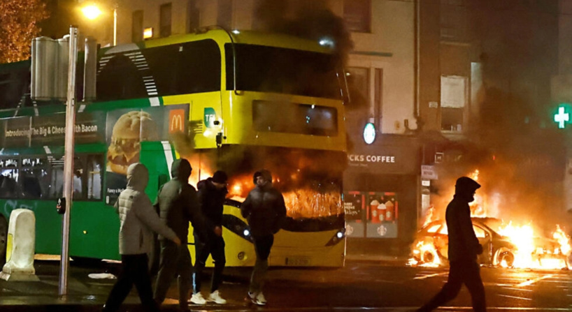 En Irlande, de violents heurts imputés à l'extrême droite à Dublin après une attaque au couteau En Irlande, de violents heurts imputés à l'extrême droite à Dublin après une attaque au couteau