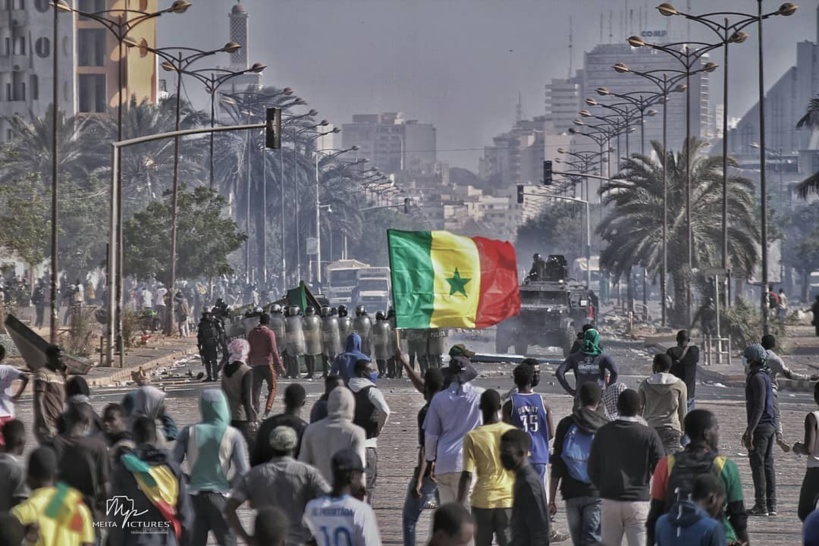 Vitrine démocratique craquelée ! La chronique de KACCOR sur la situation politique au Sénégal Vitrine démocratique craquelée ! La chronique de KACCOR sur la situation politique au Sénégal