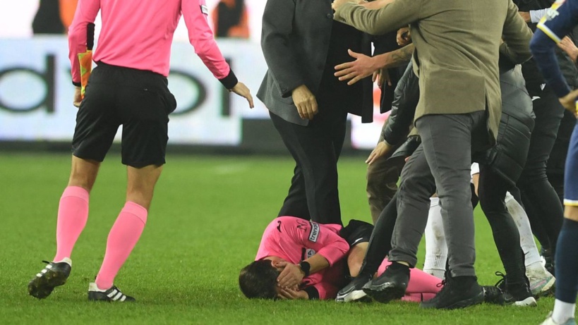 Turquie : un arbitre lynché, le championnat de football suspendu Turquie : un arbitre lynché, le championnat de football suspendu