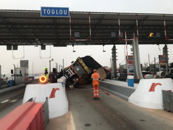 Spectaculaire accident sur l'Autoroute à péage: un camion se renverse à hauteur du poste de Toglou (Vidéo)