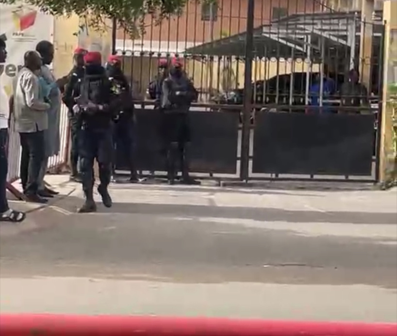 Ayib Daffé devant les locaux de la DGE depuis 16 heures… ça bouge ! Ayib Daffé devant les locaux de la DGE depuis 16 heures… ça bouge !