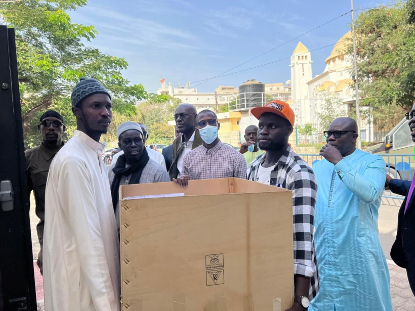 Conseil constitutionnel: le mandataire du candidat Malick Gackou débarque avec une caisse de parrains Conseil constitutionnel: le mandataire du candidat Malick Gackou débarque avec une caisse de parrains