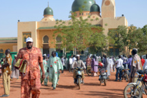 Hier, le 1er mai 2015, à la sortie de la grande mosquée de la capitale Niamey, les fidèles ont prié massivement pour les otages captifs de Boko Haram. Image: AFP
