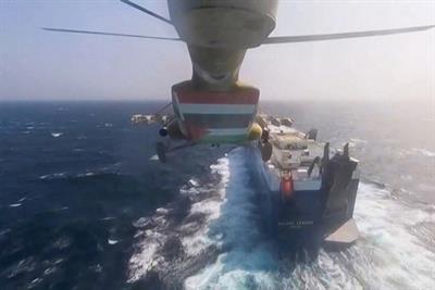 L’armée américaine dit avoir coulé trois navires Houthis après l’attaque d’un cargo