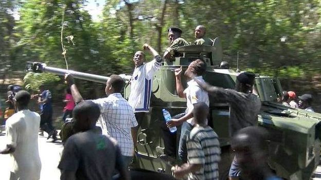 Des soldats se dirigent vers le centre ville de Bujumbura accompagnés par des manifestants.