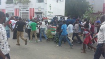Des manifestants à Bujumbura célèbrent l'annonce d'une tentative de coup d'Etat.