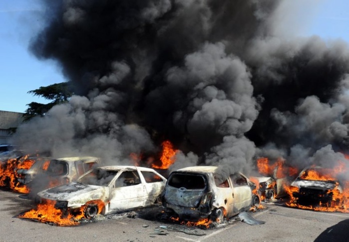 Violent incendie dans un garage à Ouakam : une cinquantaine de véhicules calcinés