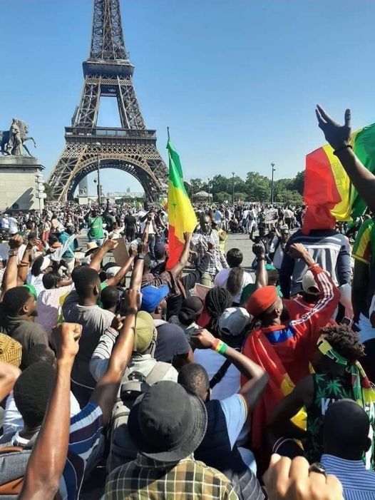 2000 manifestants protestent à Paris contre le report de la Présidentielle