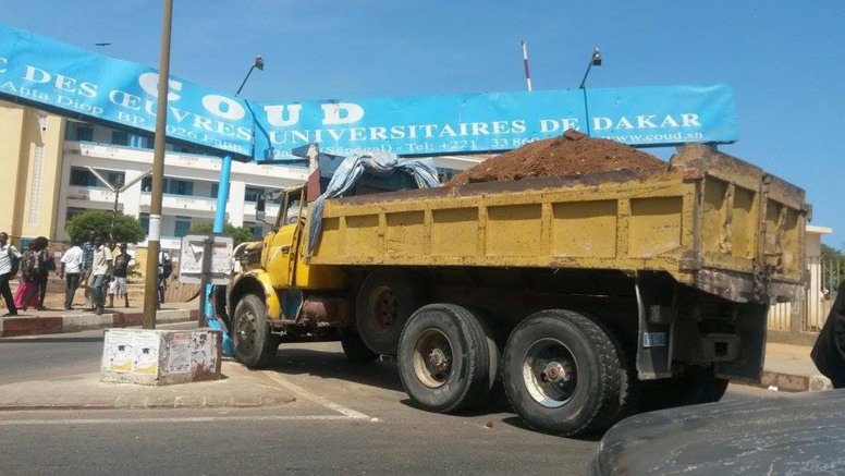 Dernière minute : un camion fou termine sa course dans la porte principale de l'UCAD Dernière minute : un camion fou termine sa course dans la porte principale de l'UCAD