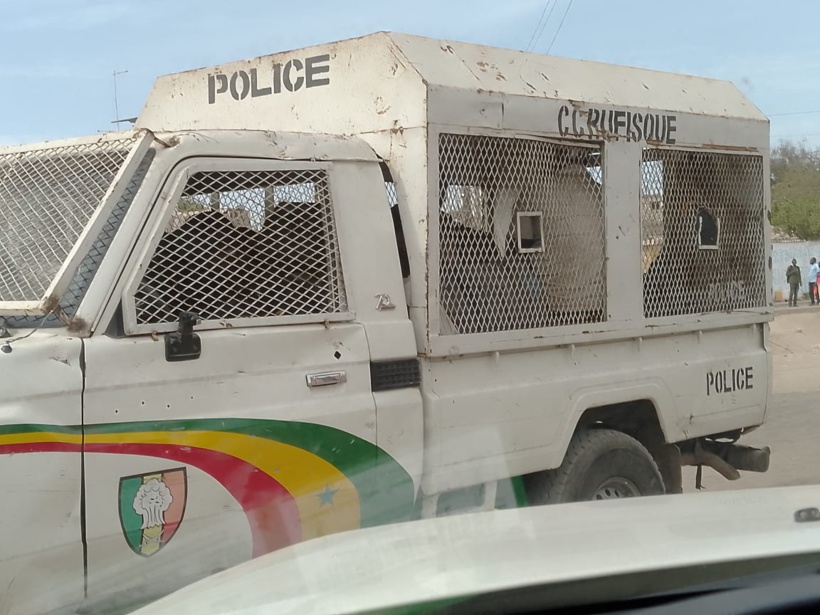 Rufisque : Guy Marius Sagna encerclé par des véhicules de la police Rufisque : Guy Marius Sagna encerclé par des véhicules de la police