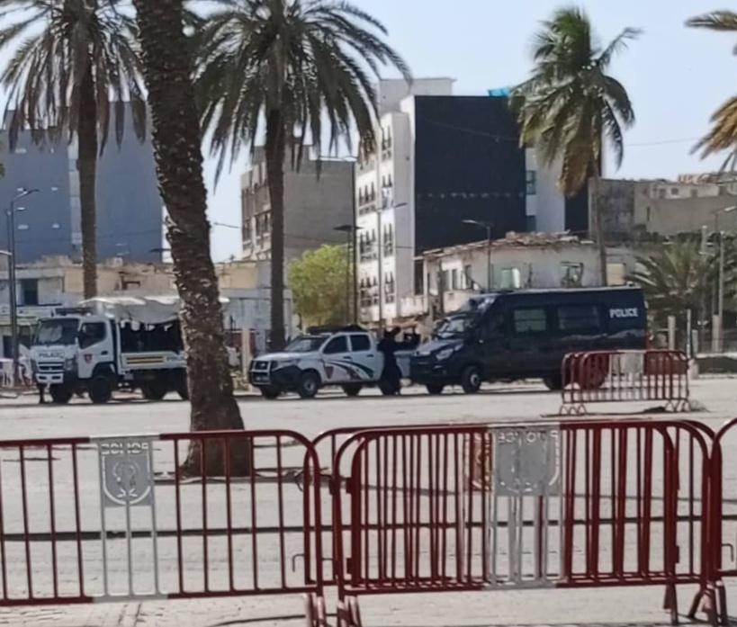 Manifestation du collectif des familles des ‘’détenus politiques’’ : les forces de l’ordre barricadent la place de la Nation 