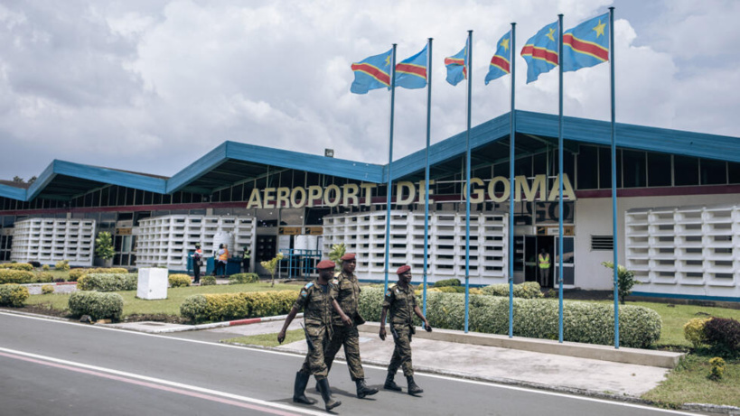 À Goma dans l’Est de la République démocratique du Congo, au moins une bombe a été larguée et a touché l’aéroport de la ville cette nuit. Selon l’armée congolaise, les drones rwandais seraient responsables de cette attaque qui a touché légèrement au À Goma dans l’Est de la République démocratique du Congo, au moins une bombe a été larguée et a touché l’aéroport de la ville cette nuit. Selon l’armée congolaise, les drones rwandais seraient responsables de cette attaque qui a touché légèrement au
