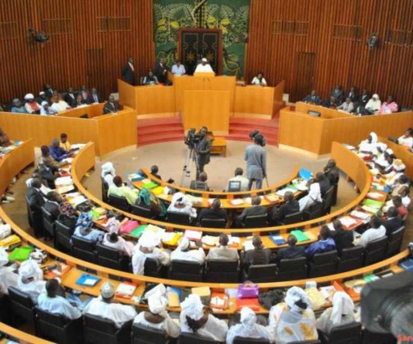 Décision du Conseil constitutionnel: l'Assemblée nationale "prend acte" et "réaffirme son attachement á la séparation des pouvoirs"