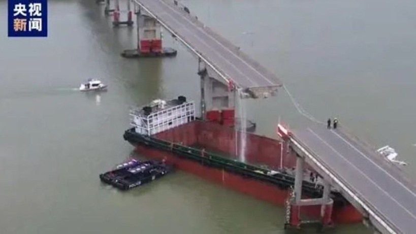 Chine: un cargo percute un pont, il y a au moins deux morts Chine: un cargo percute un pont, il y a au moins deux morts
