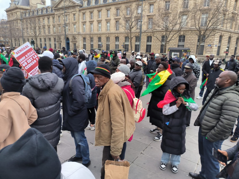 Paris : une grande manifestation pour "dénoncer le putsch constitutionnel" de Macky Sall (images)
