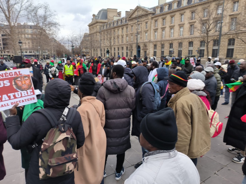 Paris : une grande manifestation pour "dénoncer le putsch constitutionnel" de Macky Sall (images) Paris : une grande manifestation pour "dénoncer le putsch constitutionnel" de Macky Sall (images)