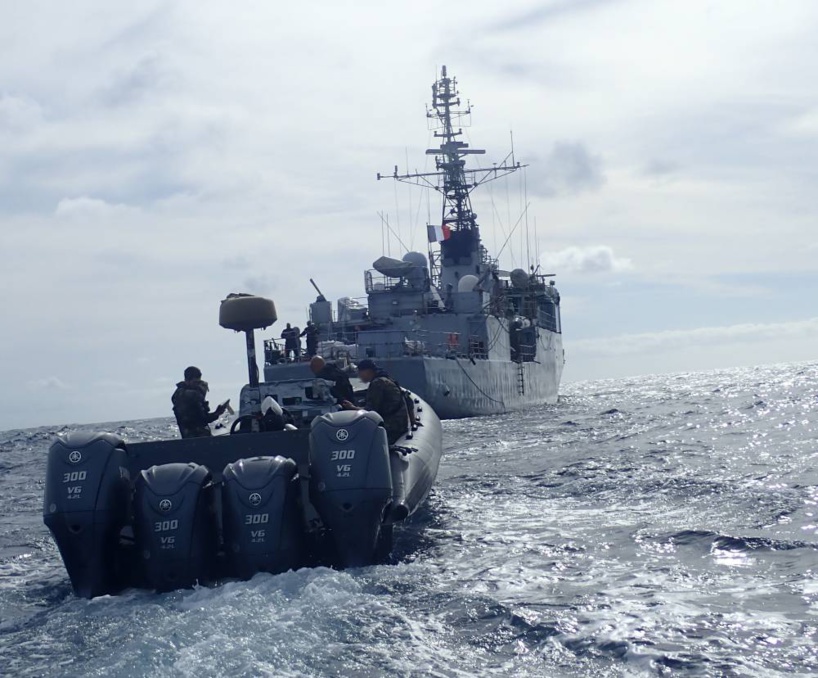 Golf de Guinée: la Marine nationale saisit près de 900 kilos de cocaïne sur un voilier au large des côtes africaines