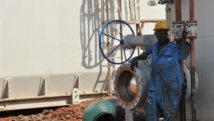 Un ouvrier sur une installation pétrolière dans l'Etat d'Unité. AFP/Roberto Schmidt