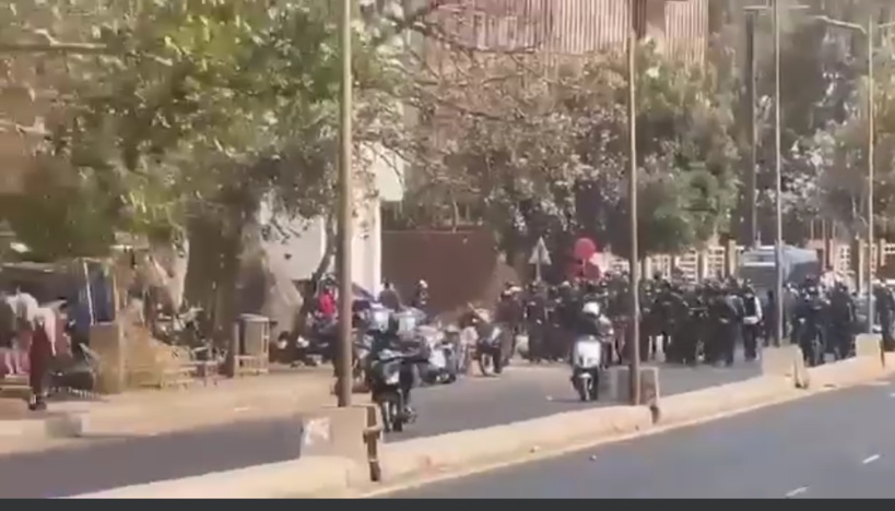 Siège de l'APR: une bagarre éclate entre "Marrons du feu" et FDS, le ministre Mame Mbaye Niang accusé d'être l'instigateur de cette violence Siège de l'APR: une bagarre éclate entre "Marrons du feu" et FDS, le ministre Mame Mbaye Niang accusé d'être l'instigateur de cette violence