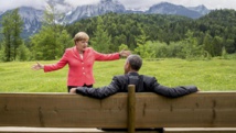 Angela Merkel, chancelière allemande, et Barack Obama, président des Etats-Unis, devisent en marge du sommet du G7 en Allemagne, le 8 juin 2015. REUTERS/Michael Kappeler