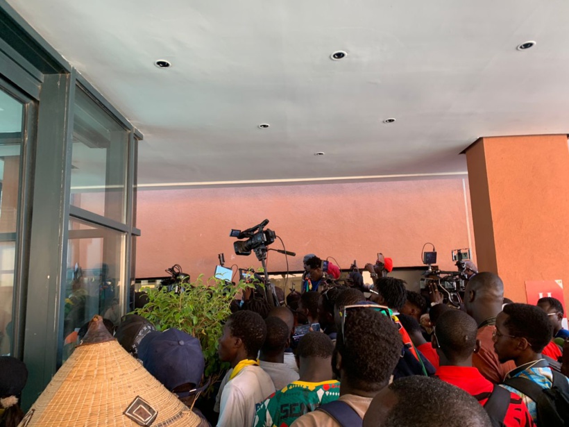 Conférence conjointe de Diomaye et de Sonko : Une bousculade énorme devant la porte d’entrée Conférence conjointe de Diomaye et de Sonko : Une bousculade énorme devant la porte d’entrée