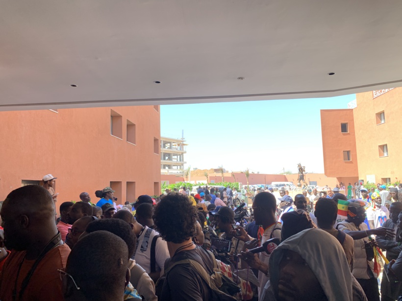 Conférence conjointe de Diomaye et de Sonko : Une bousculade énorme devant la porte d’entrée Conférence conjointe de Diomaye et de Sonko : Une bousculade énorme devant la porte d’entrée