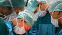 Des chirurgiens pratiquent une greffe en Allemagne. REUTERS/Fabrizio Bensch