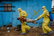 La Sierra Leone est décidée à en finir avec le virus Ebola qui continue de se propager dans ce pays d’Afrique de l’Ouest. C’est dans cette perspective que le Président sierra-léonais, Ernest Bai Koroma, a décidé, ce vendredi 12 juin 2015, un couvre-feu qui prend effet de 18h00 à 6h00 dans deux districts du nord du pays.  Cette décision, selon la Présidence, vise à atteindre zéro infection au virus Ebola à travers le pays. Le chef de l’Etat a en outre ordonné un déploiement militaire et policier massif pour identifier tous les cas d’Ebola dans les deux districts ciblés. Selon les chiffres officiels publiés jeudi, sept cas ont été enregistrés à Kambia et deux à Port Loko.  « Nous ne pouvons pas être déclarés libérés du virus Ebola tant que le pays n’arrive pas à passer 42 jours sans enregistrer un nouveau cas (...). Nous devons continuer à signaler tous les cas des malades et des morts aux autorités compétentes afin qu’ils fassent un enterrement en toute sécurité et dans la dignité jusqu’à ce que nous atteignons zéro infections » a indiqué le Président Ernest Bai Koroma, qui a insisté pour que le peuple à reste vigilant face à la propagation de la maladie.