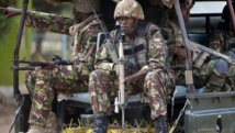 Des soldats kényans à leur arrivée à l'université de Garissa, samedi 4 avril, après l'attaque meurtrière lancée par les terroristes shebabs. REUTERS/Goran Tomasevic