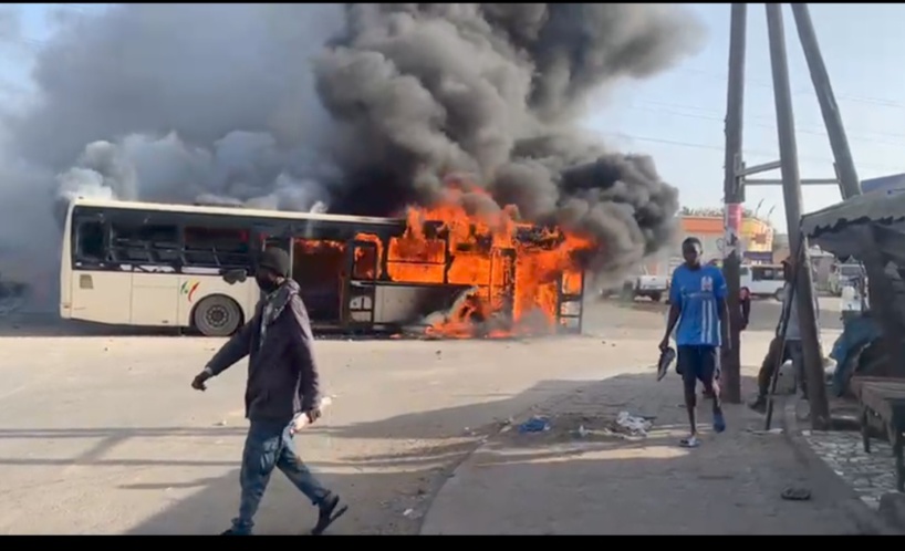 Bus DDD incendié à Pikine : les travailleurs condamnent et réclament des poursuites judiciaires contre les auteurs