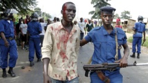 Un manifestant blessé, interpellé par un policier, au cours des heurts du 27 avril dernier. REUTERS/Thomas Mukoya