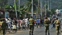 Des éléments des forces de sécurité burundaises font face à des manifestants, à Bujumbura.