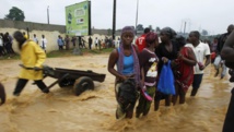 Durant la saison des pluies, les intempéries font régulièrement des victimes à Abidjan. L'été dernier, une trentaine de personnes sont mortes dans les inondations. REUTERS/Luc Gnago
