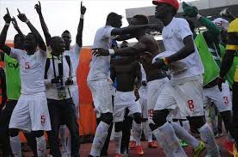 De retour à Dakar, les "Lionceaux" gardent les pattes sur terre