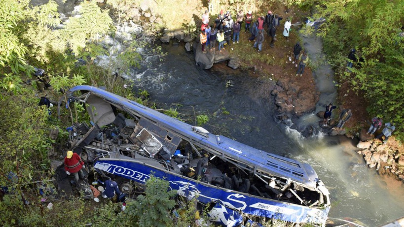Kenya : un bus emporté par une rivière en crue, les 51 passagers sauvés Kenya : un bus emporté par une rivière en crue, les 51 passagers sauvés