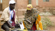 Une femme vote dans la province de Ngozi, au Burundi, lors des élections législatives et communales, le 29 juin 2015.