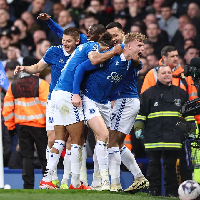 Premier League : Liverpool tombe à Everton et voit ses chances de titre s’amenuir
