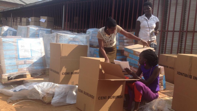 Chaque carton de bulletins porte le nom d'un bureau de vote. RFI/Sonia Rolley