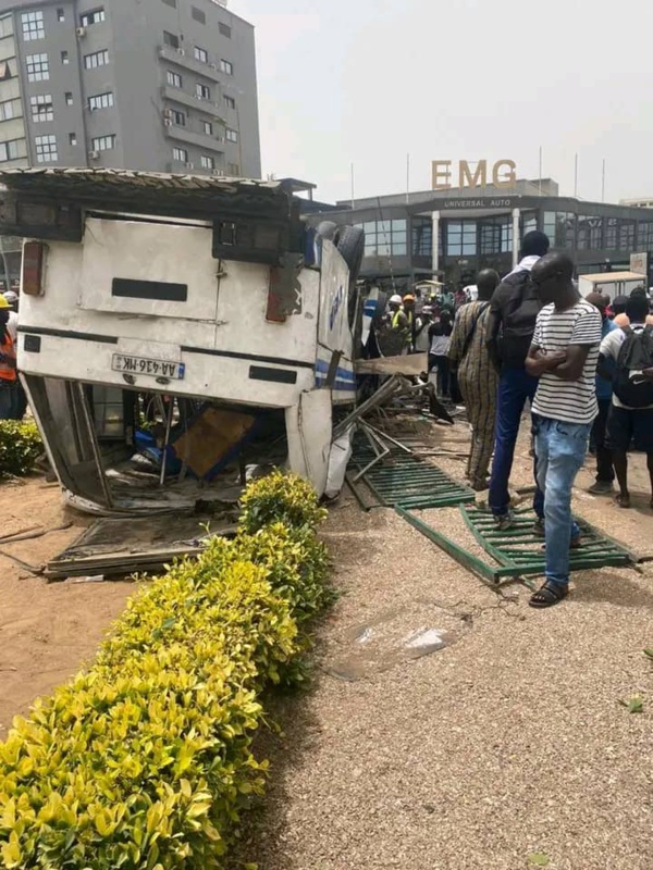 Accident: un bus "TATA" se renverse au rond EMG et fait un mort, des blessés enregistrés (en images) Accident: un bus "TATA" se renverse au rond EMG et fait un mort, des blessés enregistrés (en images)