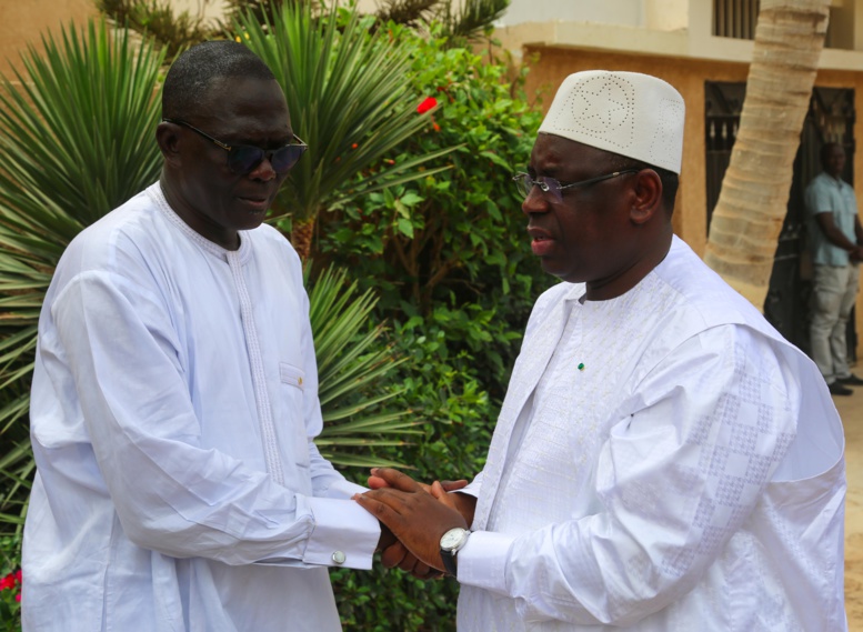 Macky Sall présente ses condoléances à son ami Moustapha Diakhaté Macky Sall présente ses condoléances à son ami Moustapha Diakhaté