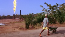 Un homme passe près d'un champ de pétrole au Nigeria. Chris Hondros/Getty Images