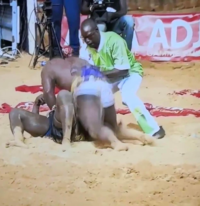 Lutte : Eumeu Sène bat SaThiès dans un duel de gladiateurs Lutte : Eumeu Sène bat SaThiès dans un duel de gladiateurs