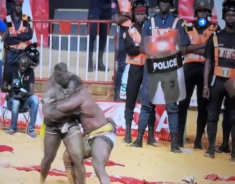 Lutte : Eumeu Sène bat SaThiès dans un duel de gladiateurs Lutte : Eumeu Sène bat SaThiès dans un duel de gladiateurs