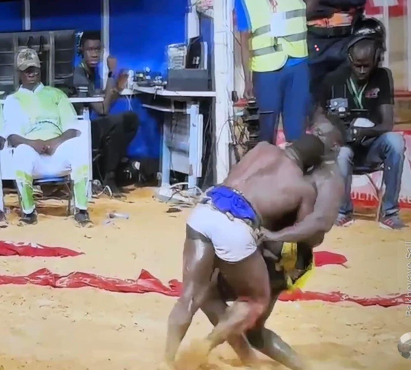 Lutte : Eumeu Sène bat SaThiès dans un duel de gladiateurs Lutte : Eumeu Sène bat SaThiès dans un duel de gladiateurs