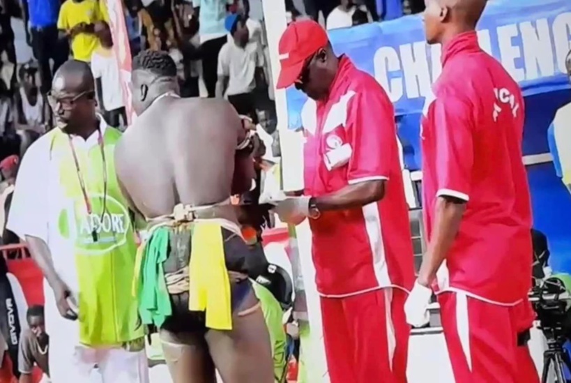 Lutte : Eumeu Sène bat SaThiès dans un duel de gladiateurs Lutte : Eumeu Sène bat SaThiès dans un duel de gladiateurs