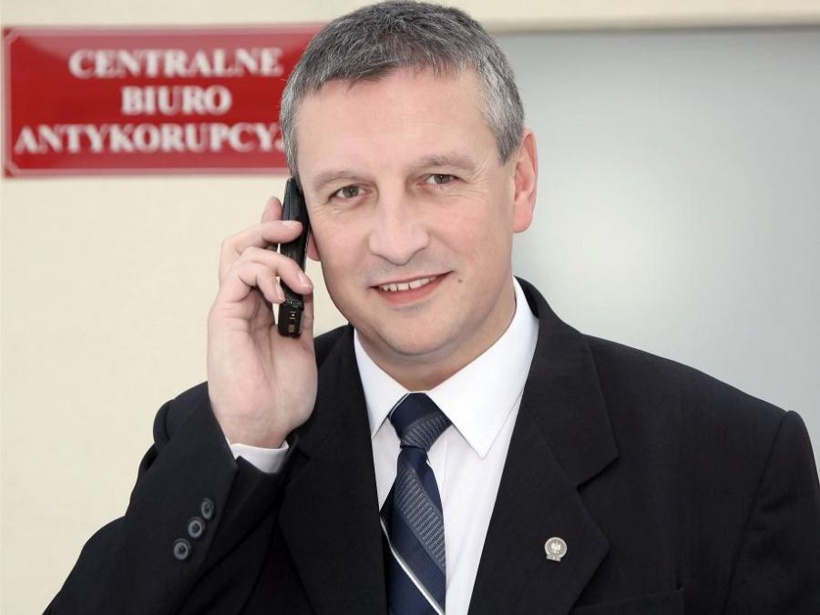 Pologne: du matériel d'écoutes découvert dans une salle de réunion du gouvernement Pologne: du matériel d'écoutes découvert dans une salle de réunion du gouvernement