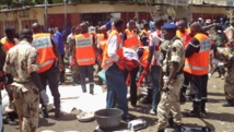 Les secours sur les lieux de l'attentat-suicide, au marché central de Ndjamena, le 11 juillet 2015. REUTERS/Moumine Ngarmbassa